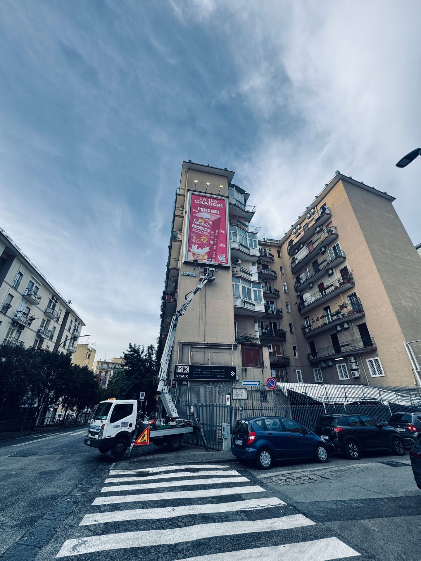 Affissione telo pubblicitario su edificio