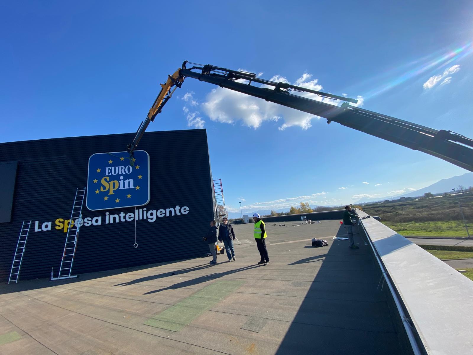 Installazione insegna Eurospin su capannone