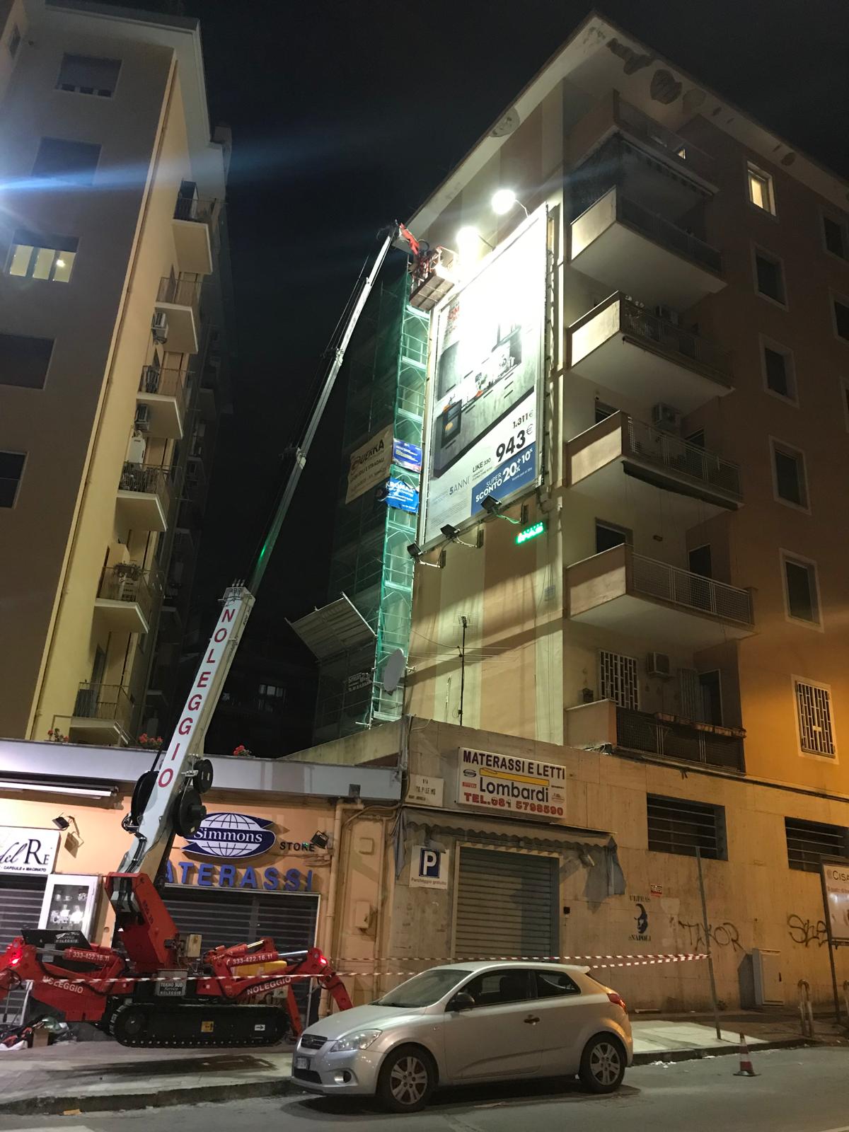 Installazione cartellone pubblicitario notturno